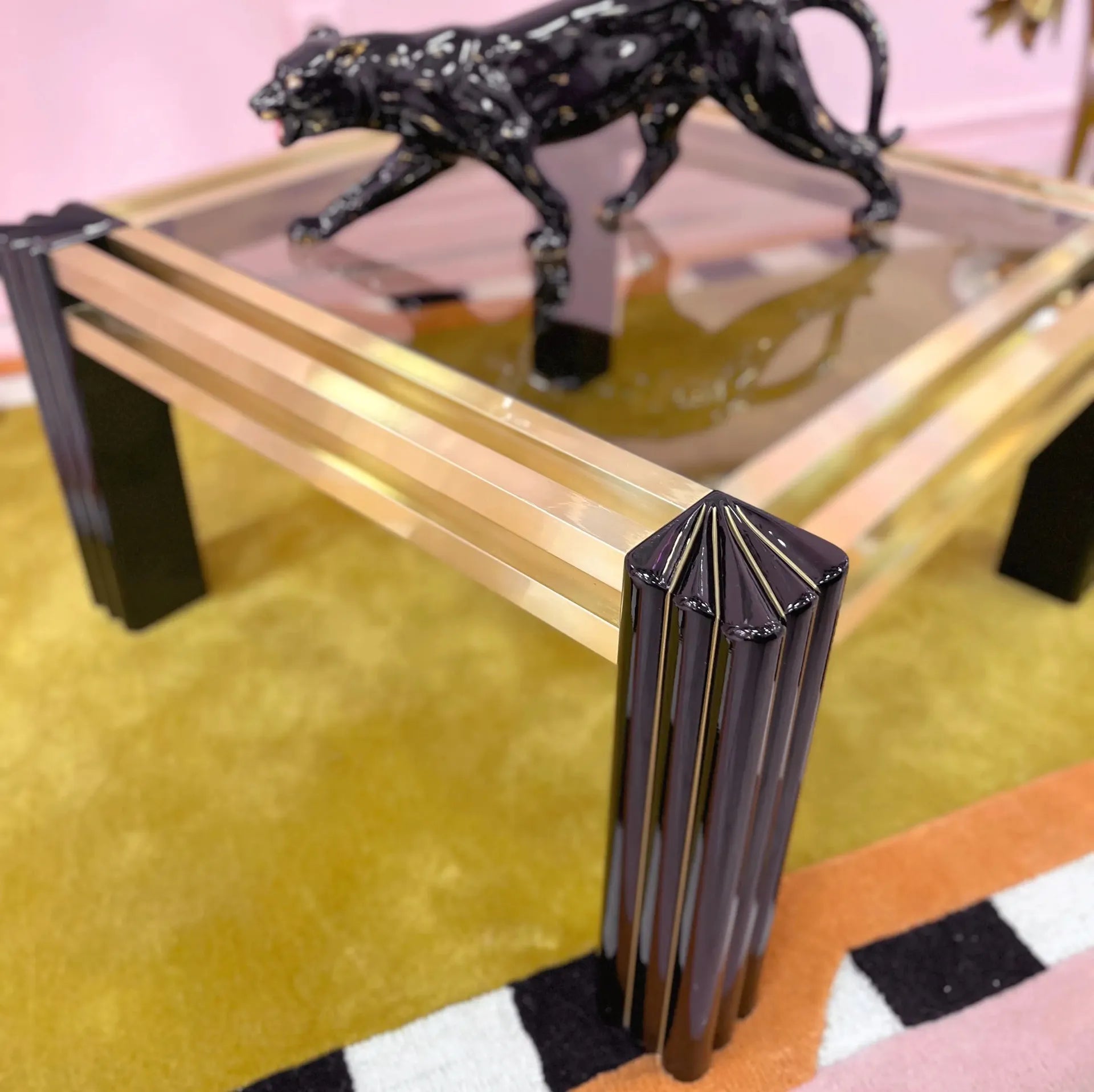 Table basse carrée vintage en laiton doré et verre fumé, dans le goût de Sabot et Maison Jansen, années 80 - Club Barbara