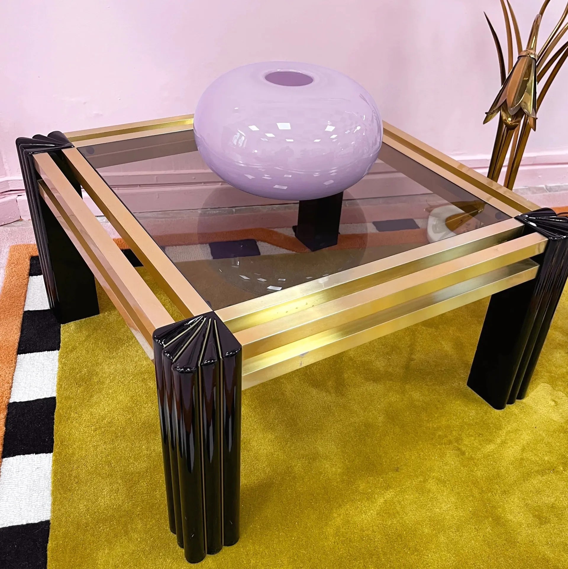 Table basse carrée vintage en laiton doré et verre fumé, dans le goût de Sabot et Maison Jansen, années 80 - Club Barbara