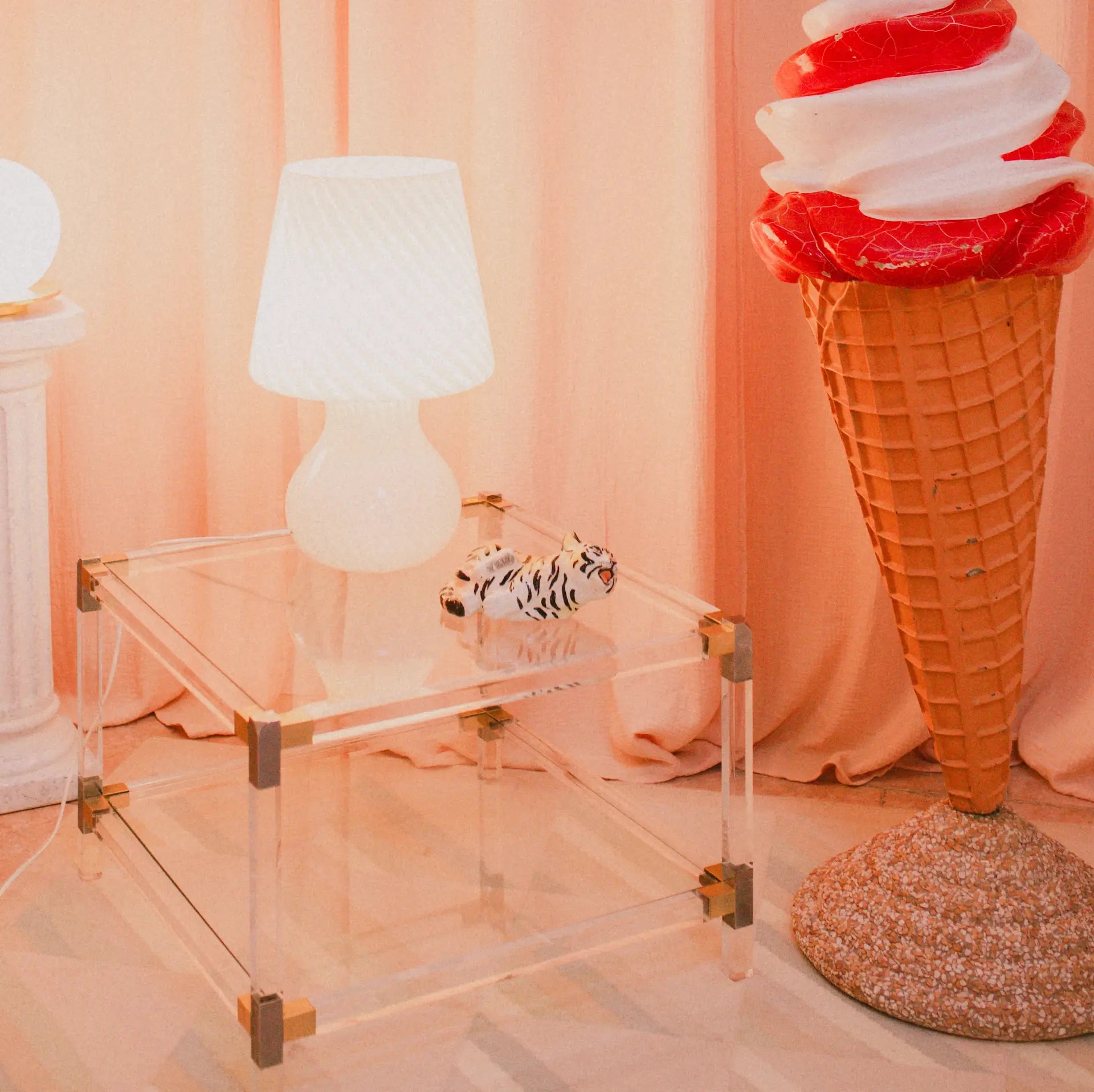 Table basse vintage en lucite transparente et verre, années 70, Club Barbara