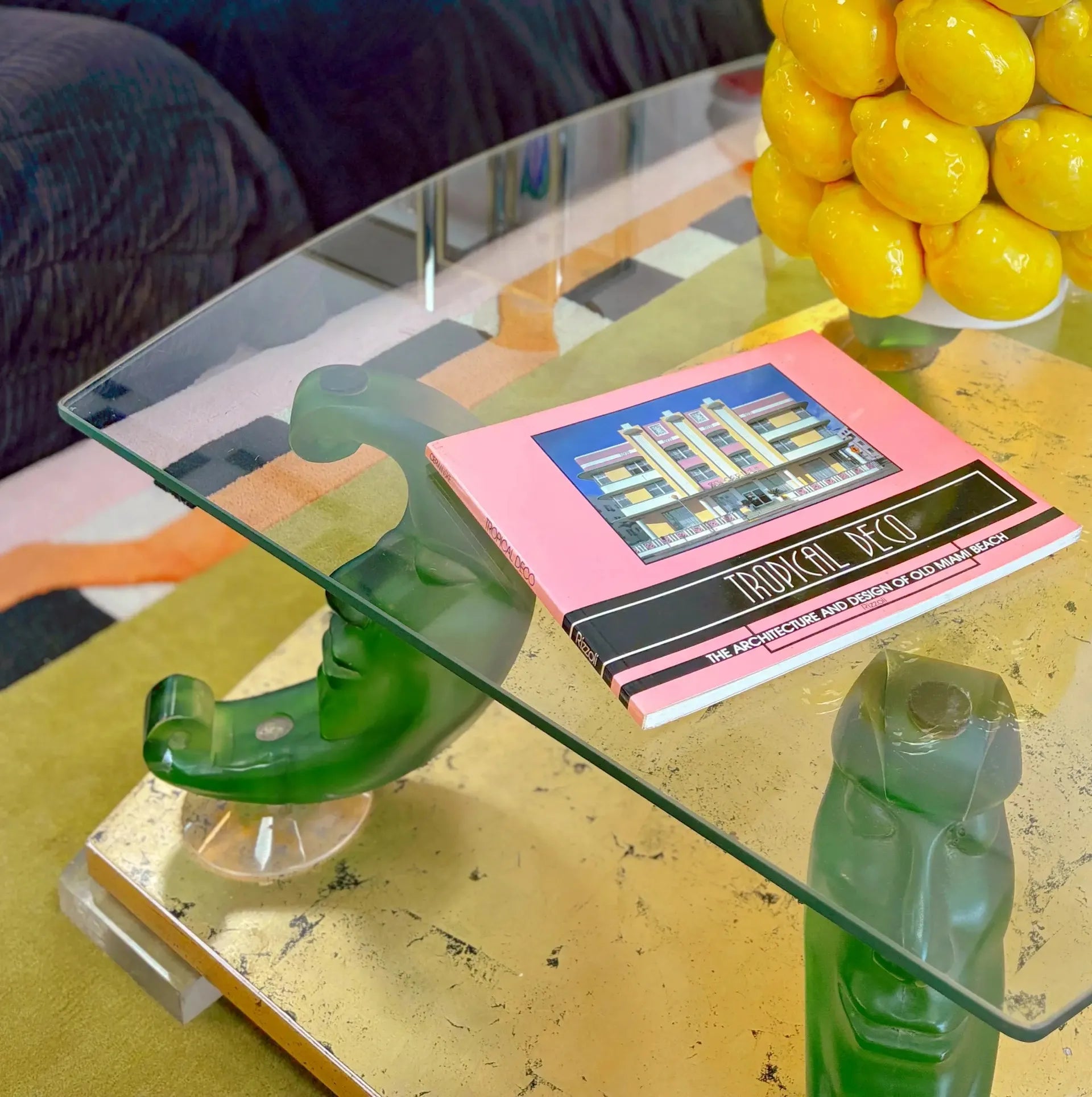 Table basse vintage design postmoderne, pieds lune en résine, plateau verre, années 80 - Club Barbara