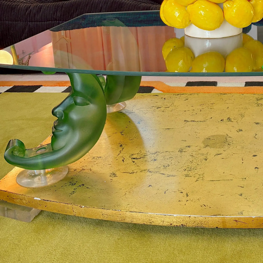 Table basse vintage design postmoderne, pieds lune en résine, plateau verre, années 80 - Club Barbara