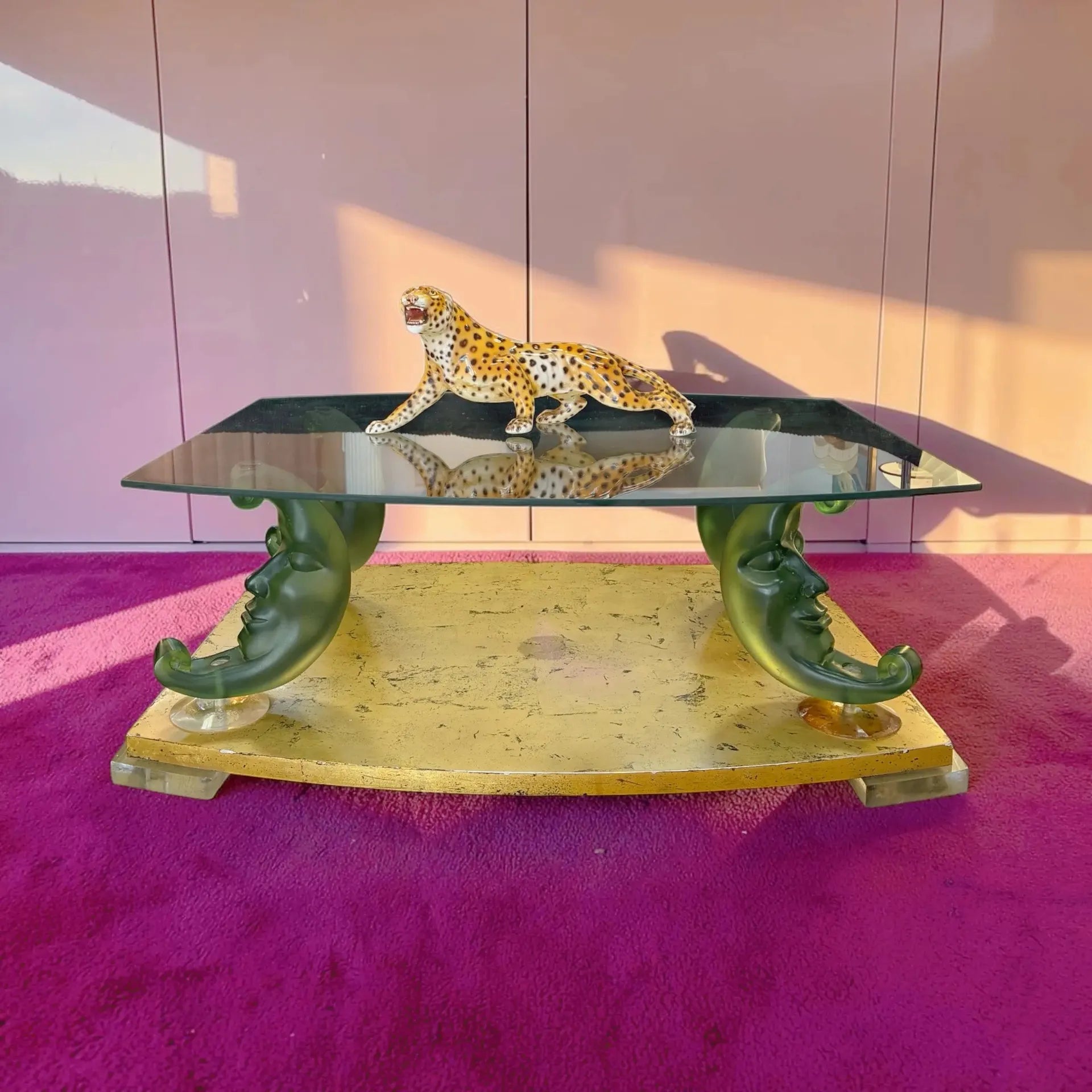 Table basse vintage design postmoderne, pieds lune en résine, plateau verre, années 80 - Club Barbara