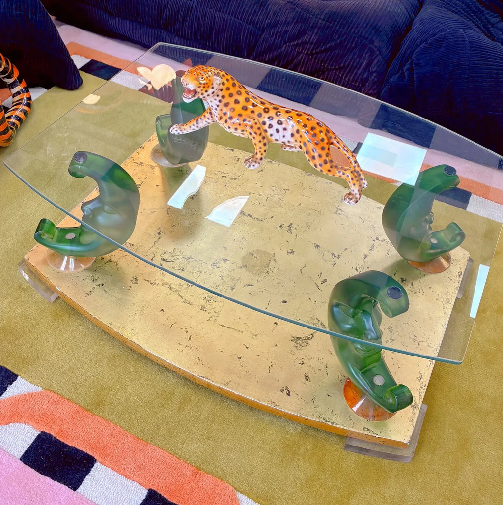 Table basse vintage design postmoderne, pieds lune en résine, plateau verre, années 80 - Club Barbara
