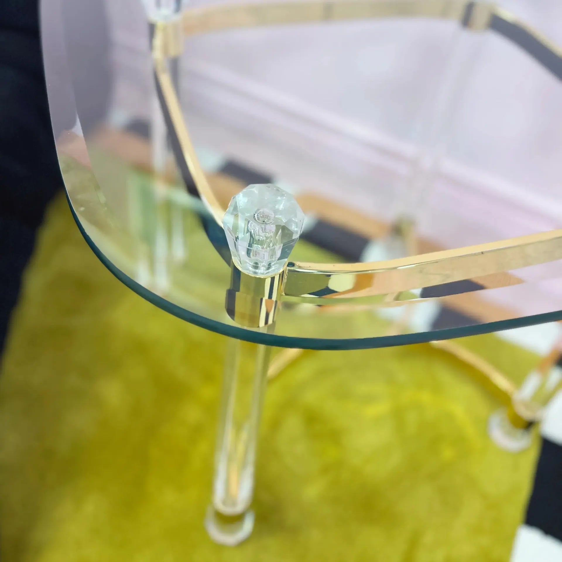 Table en laiton doré et lucite, plateau en verre biseauté, Italie années 70 - Club Barbara