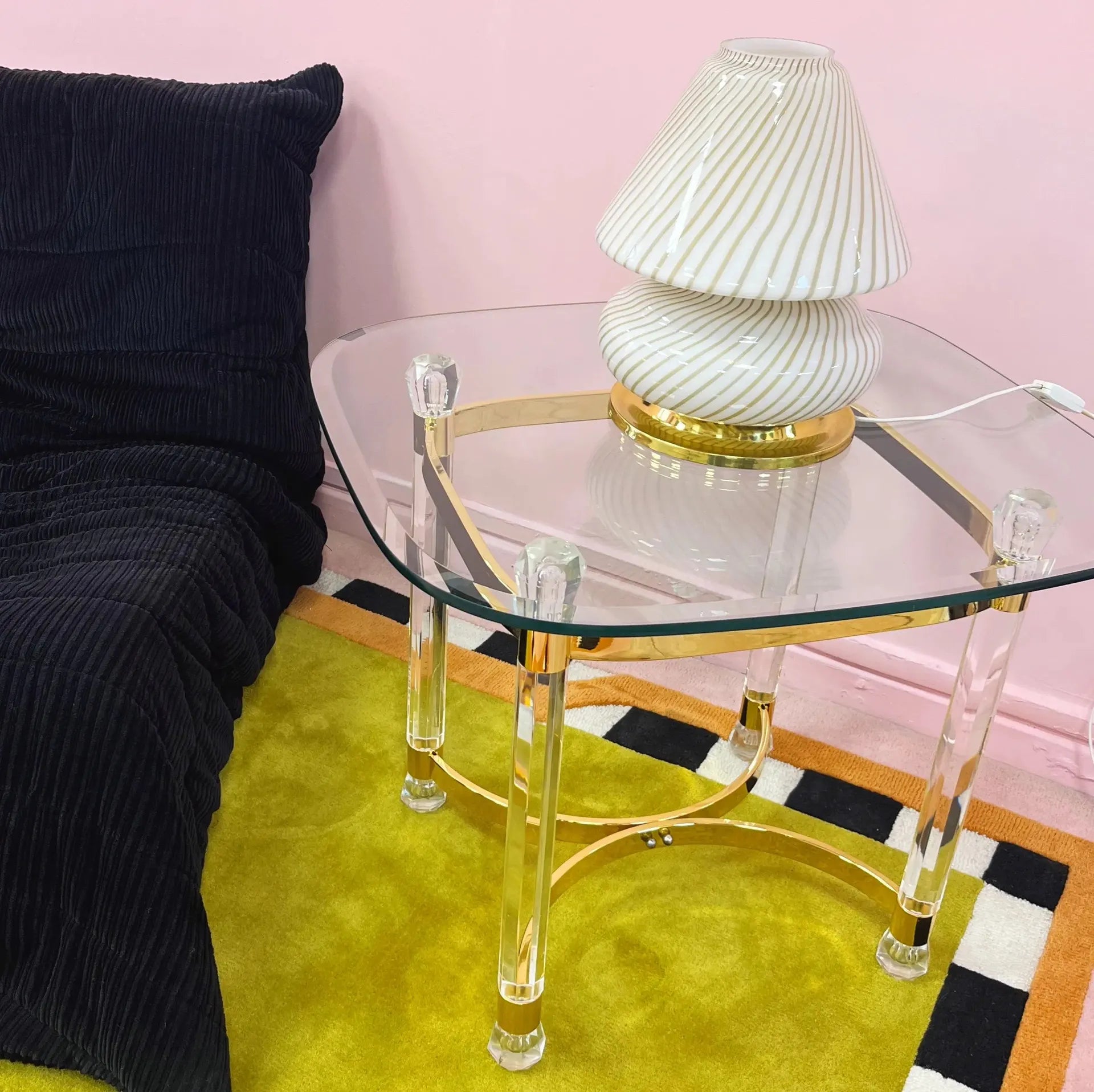 Table en laiton doré et lucite, plateau en verre biseauté, Italie années 70 - Club Barbara