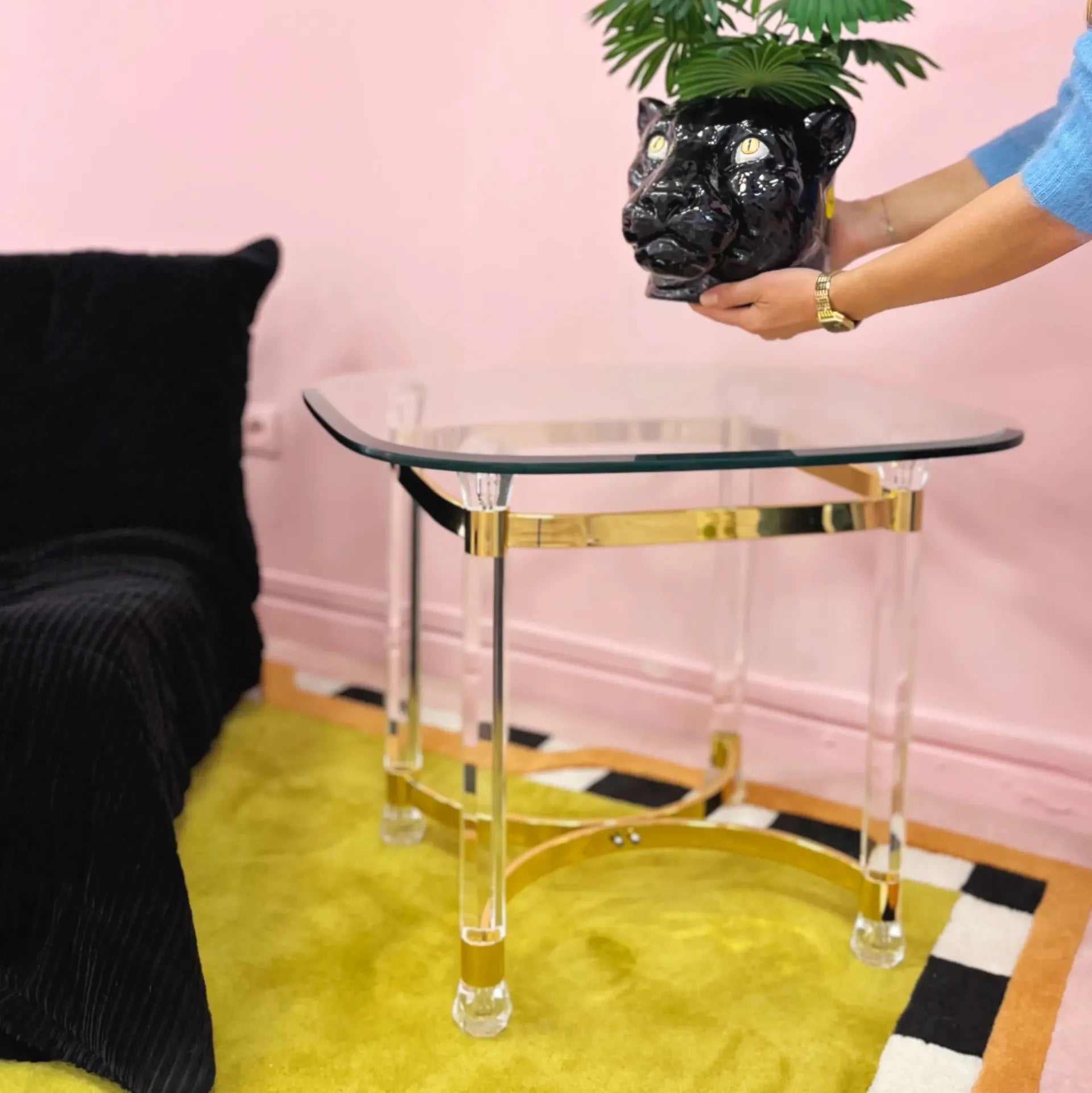Table en laiton doré et lucite, plateau en verre biseauté, Italie années 70 - Club Barbara
