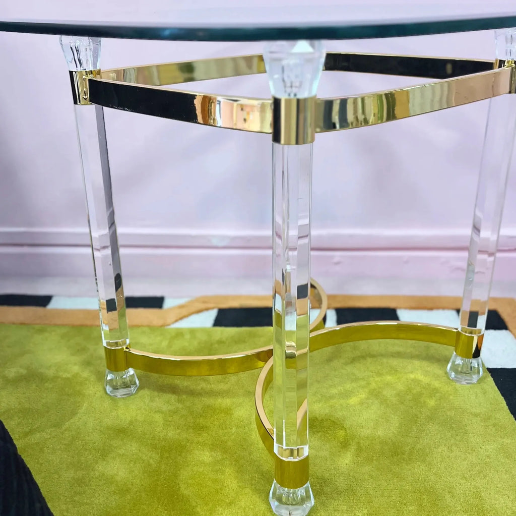Table en laiton doré et lucite, plateau en verre biseauté, Italie années 70 - Club Barbara