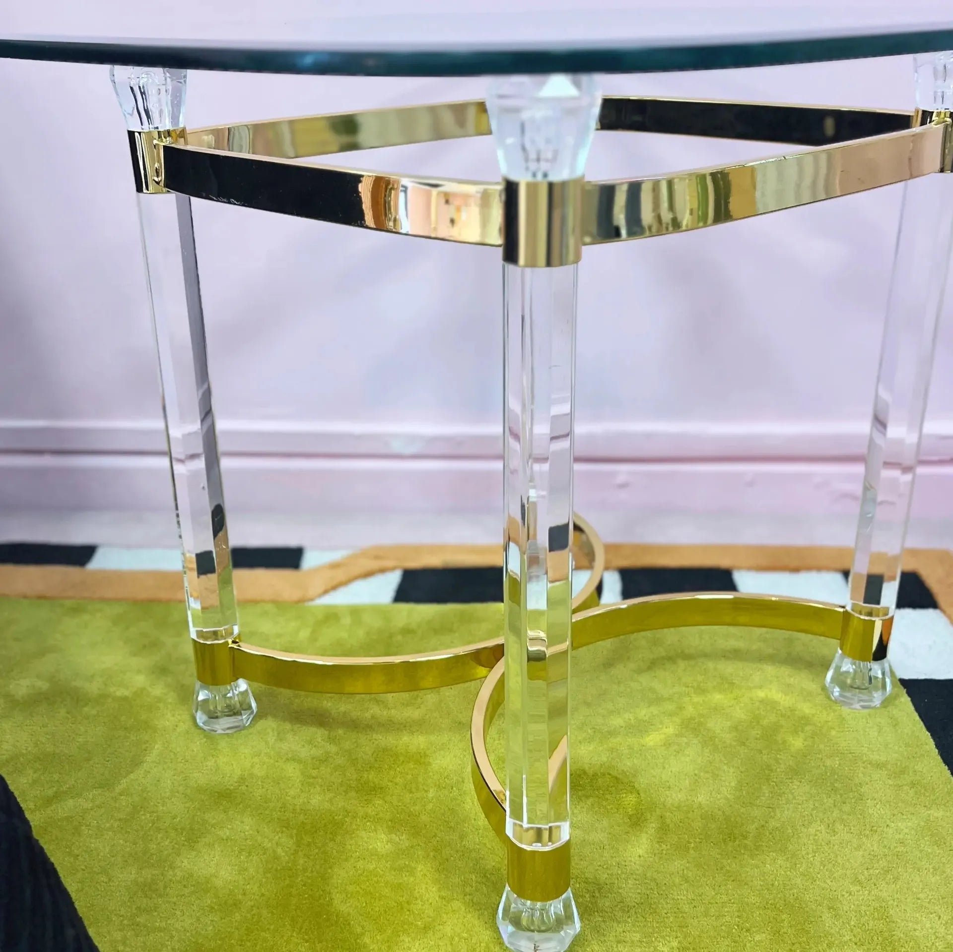 Table en laiton doré et lucite, plateau en verre biseauté, Italie années 70 - Club Barbara