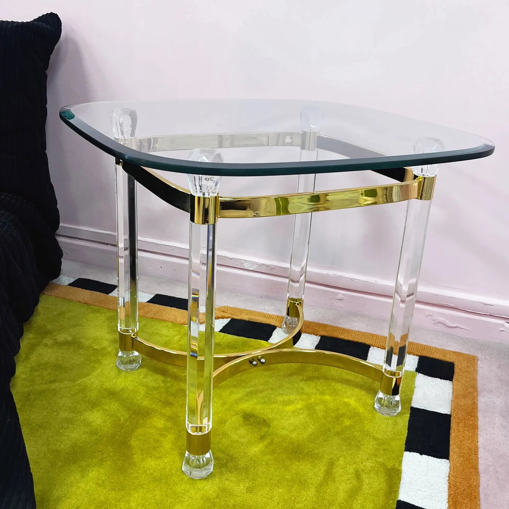 Table en laiton doré et lucite, plateau en verre biseauté, Italie années 70 - Club Barbara