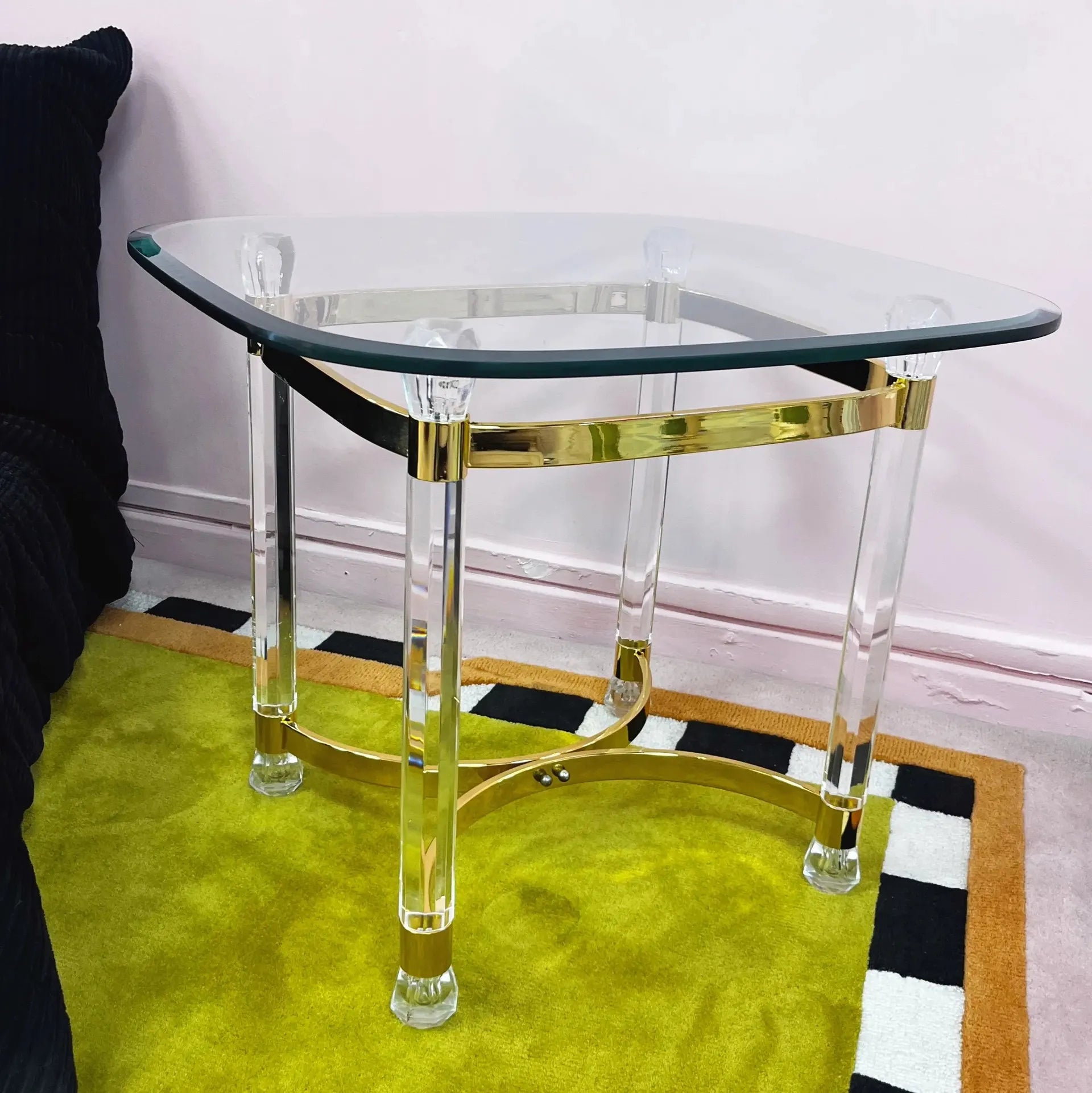 Table en laiton doré et lucite, plateau en verre biseauté, Italie années 70 - Club Barbara