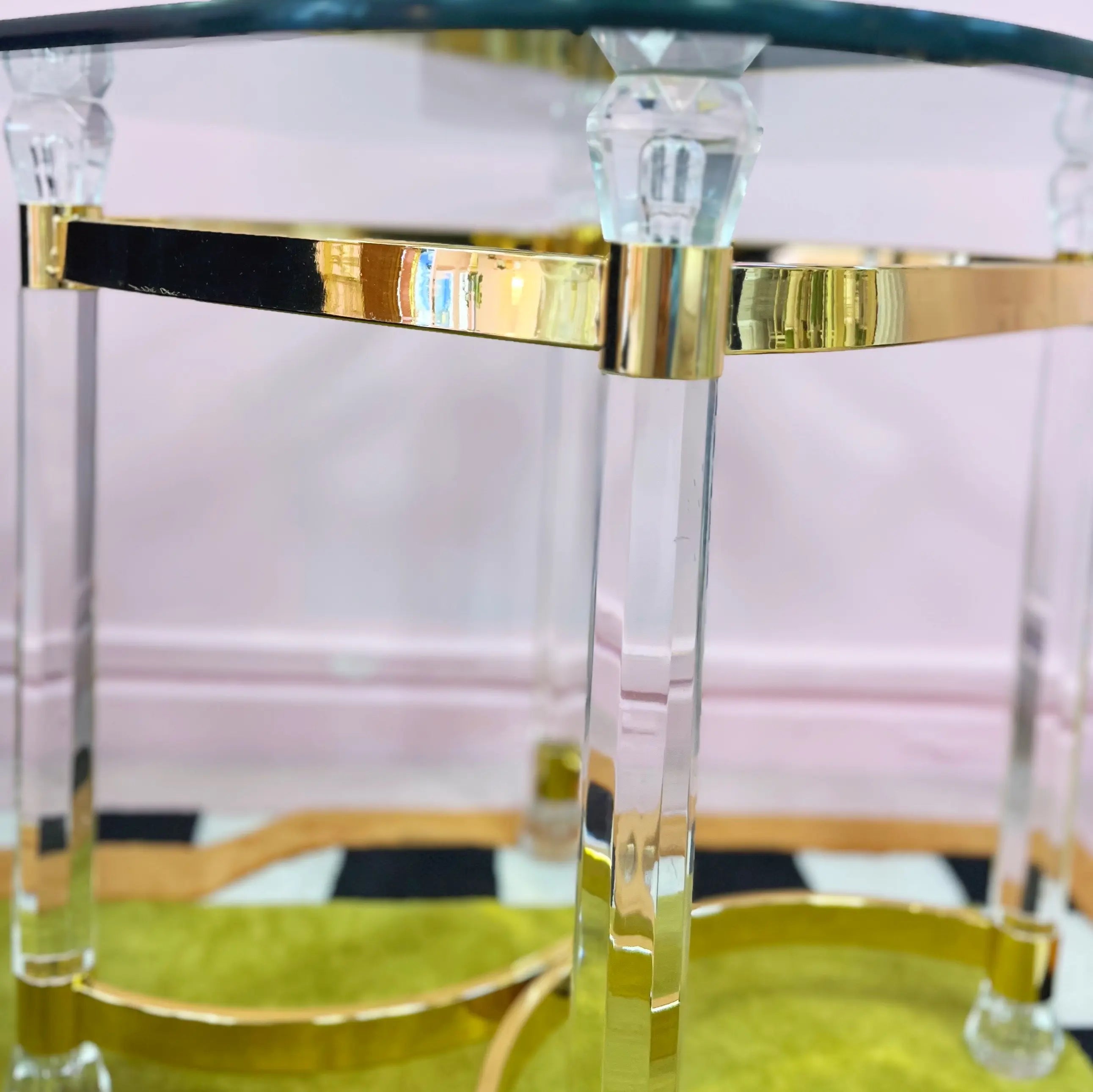 Table en laiton doré et lucite, plateau en verre biseauté, Italie années 70