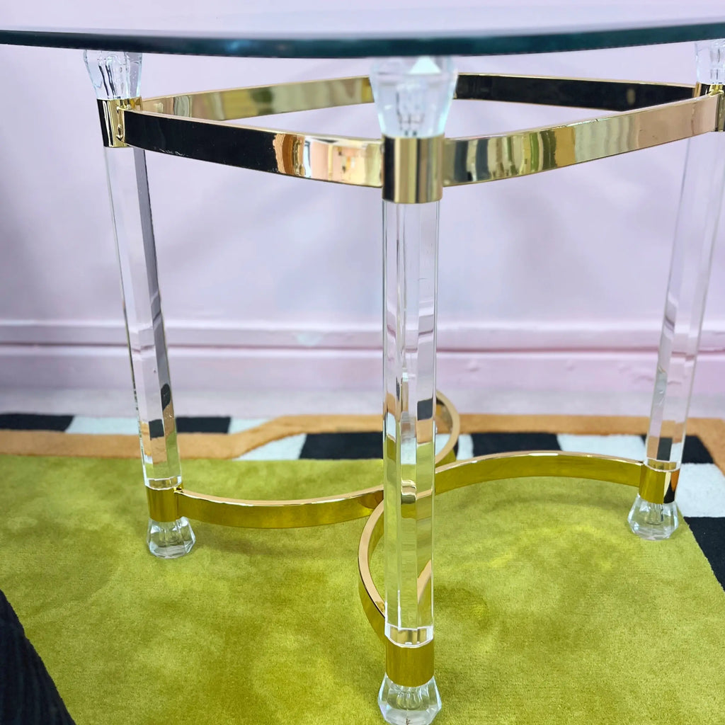 Table en laiton doré et lucite, plateau en verre biseauté, Italie années 70