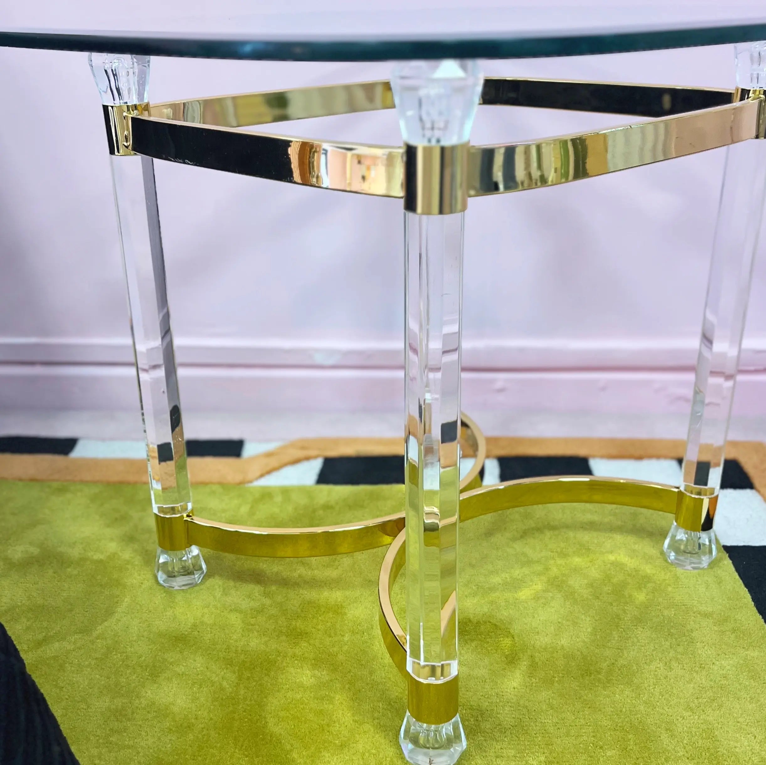 Table en laiton doré et lucite, plateau en verre biseauté, Italie années 70