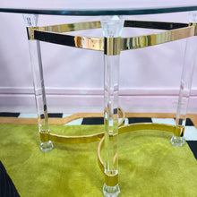 Charger l'image dans la galerie, Table en laiton doré et lucite, plateau en verre biseauté, Italie années 70
