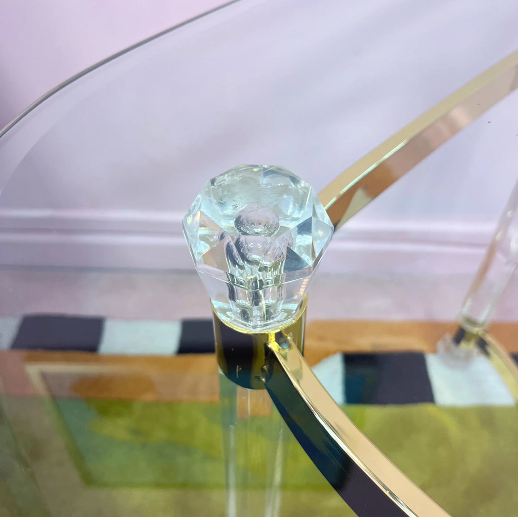 Table en laiton doré et lucite, plateau en verre biseauté, Italie années 70
