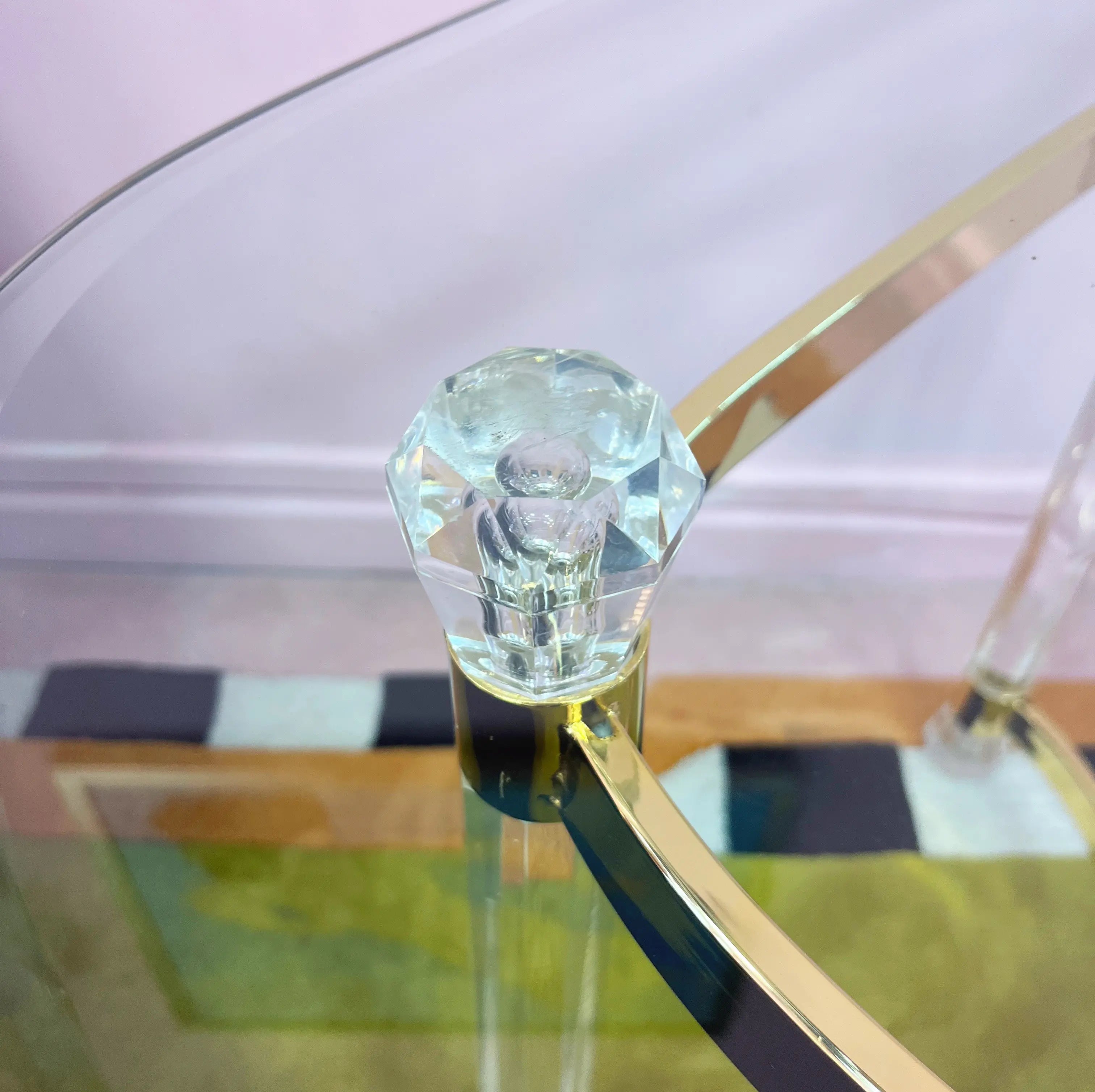 Table en laiton doré et lucite, plateau en verre biseauté, Italie années 70