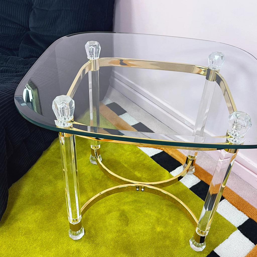 Table en laiton doré et lucite, plateau en verre biseauté, Italie années 70