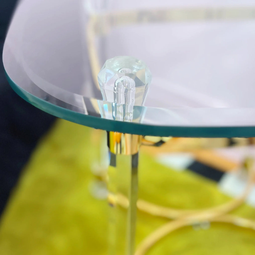 Table en laiton doré et lucite, plateau en verre biseauté, Italie années 70