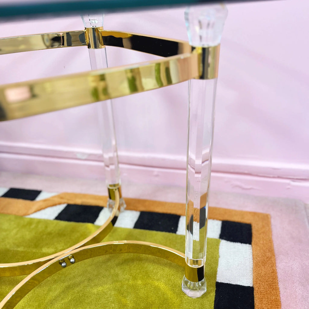 Table en laiton doré et lucite, plateau en verre biseauté, Italie années 70