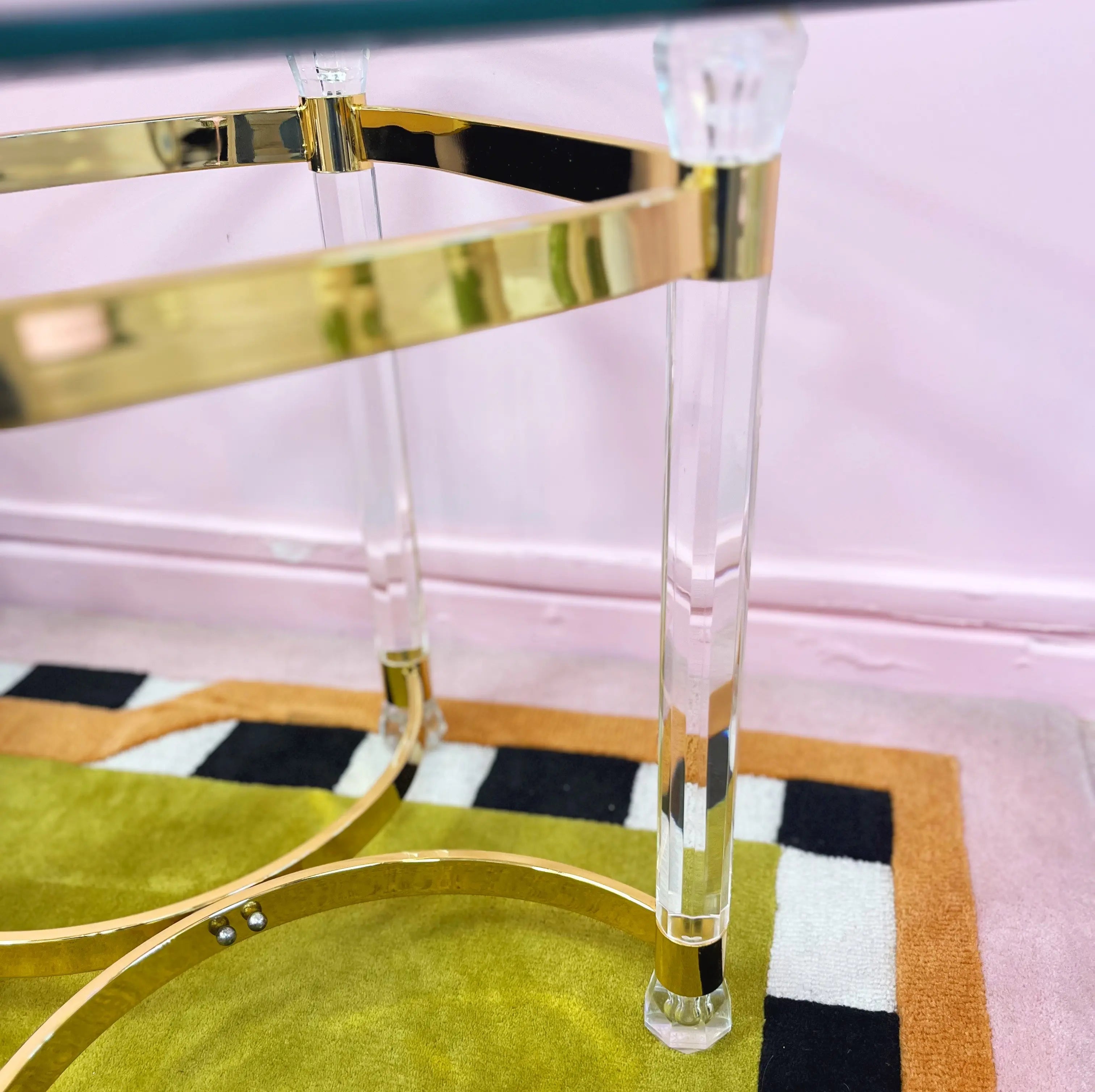 Table en laiton doré et lucite, plateau en verre biseauté, Italie années 70