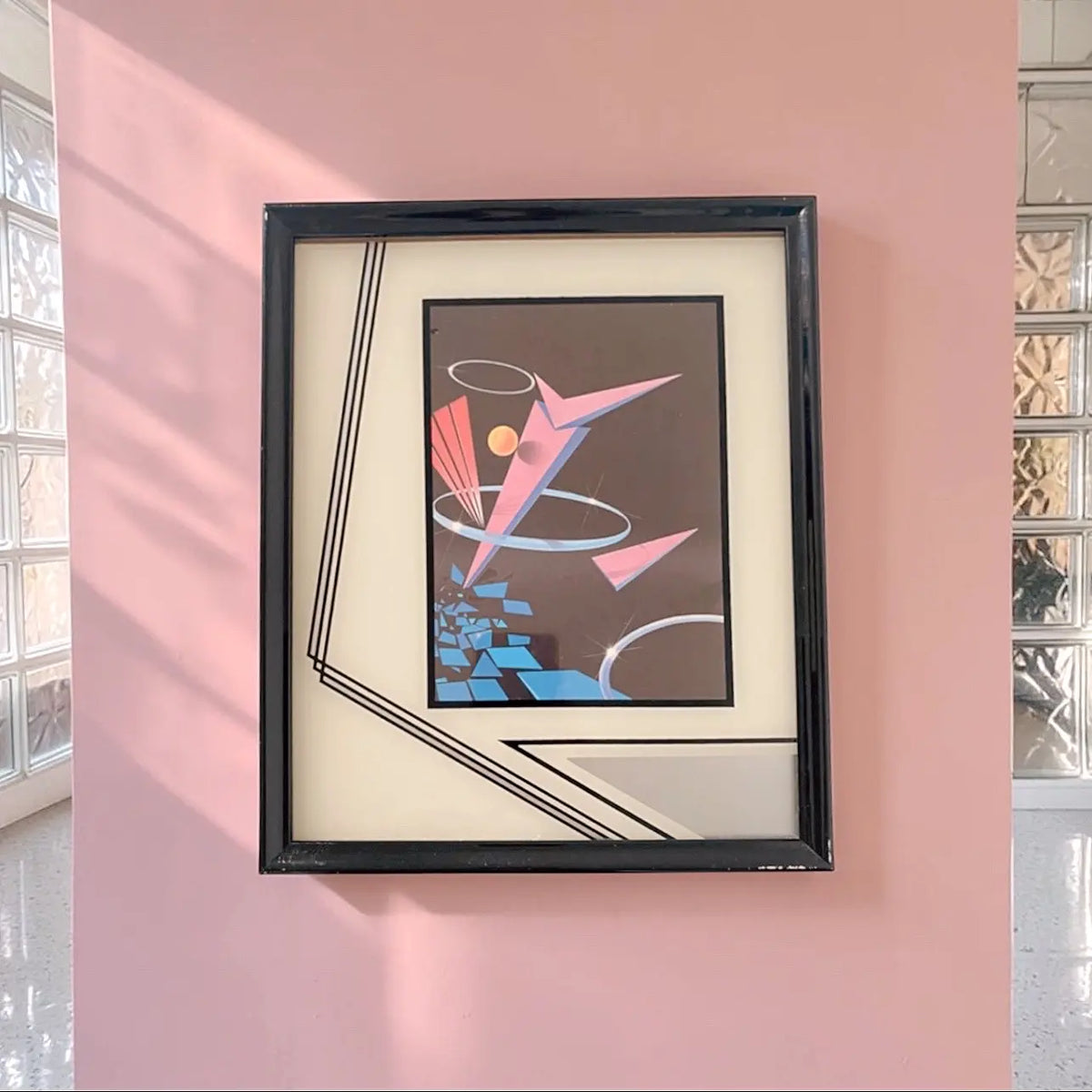 Tableau vintage années 80, composition géométrique rose et bleue, cadre laqué noir