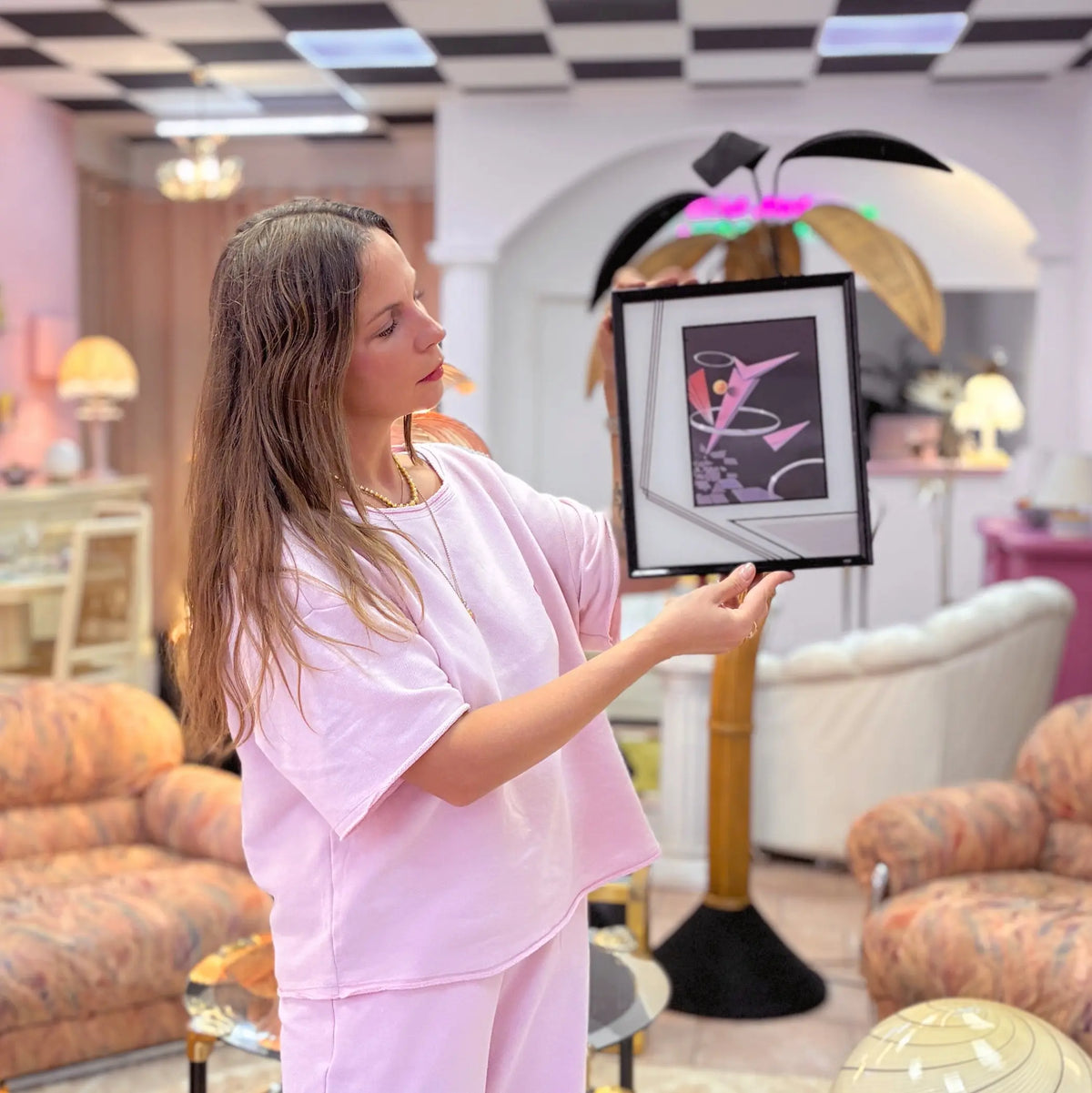 Tableau vintage dans l'esprit Memphis, éclats rose et anneaux bleus
