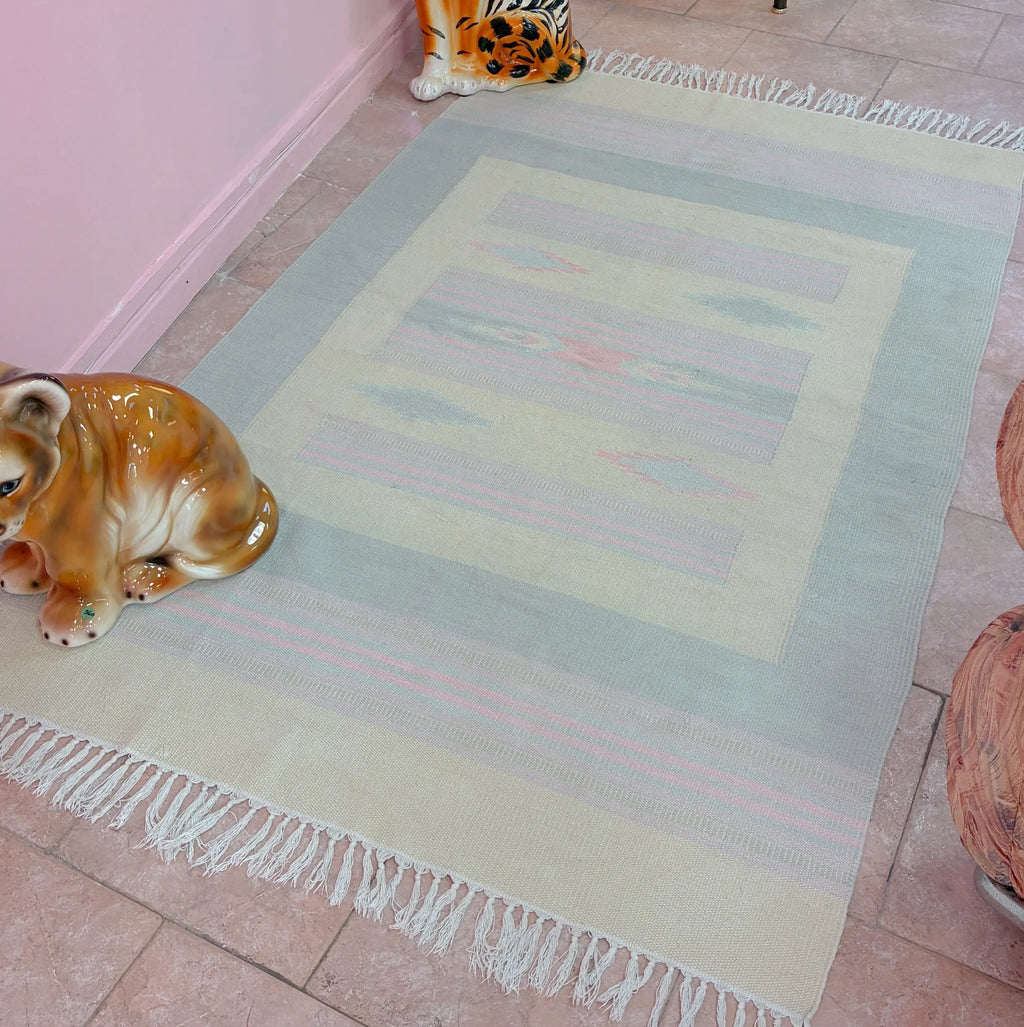 Tapis kilim vintage pastel à franges, motifs aztèques rose et vert d’eau, années 80