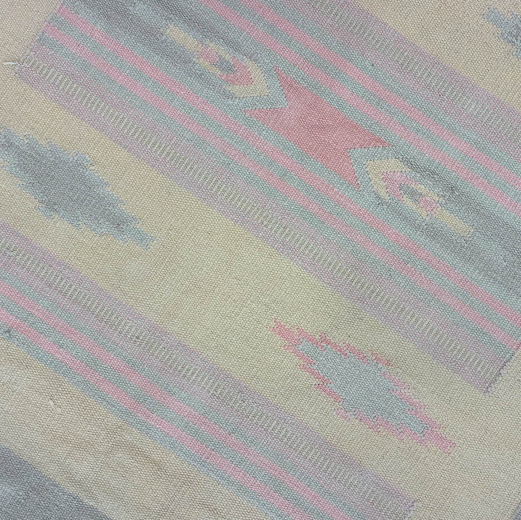 Tapis kilim vintage pastel à franges, motifs aztèques rose et vert d’eau, années 80