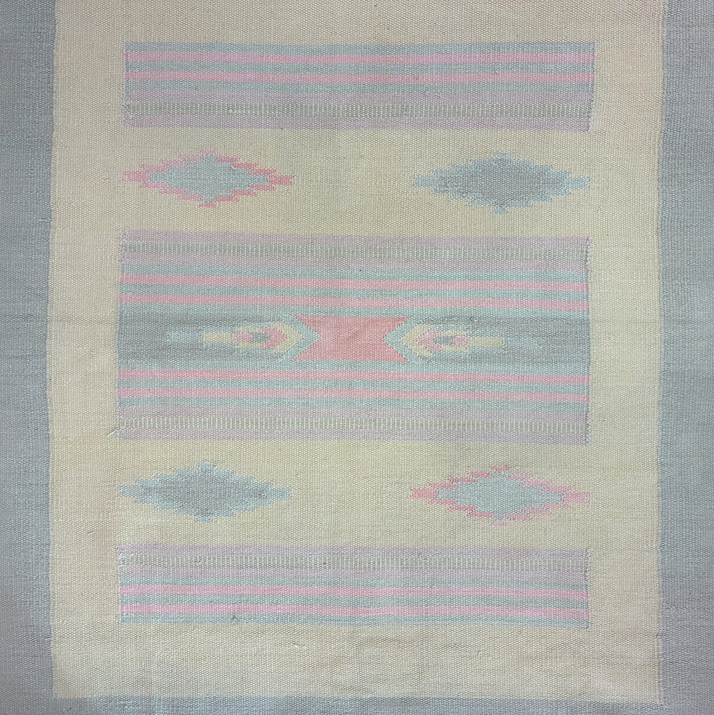 Tapis kilim vintage pastel à franges, motifs aztèques rose et vert d’eau, années 80