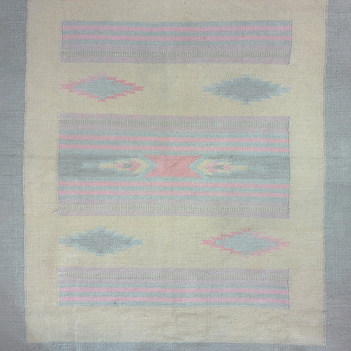 Tapis kilim vintage pastel à franges, motifs aztèques rose et vert d’eau, années 80