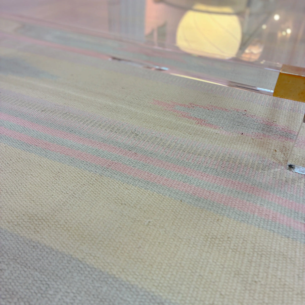 Tapis kilim vintage pastel à franges, motifs aztèques rose et vert d’eau, années 80