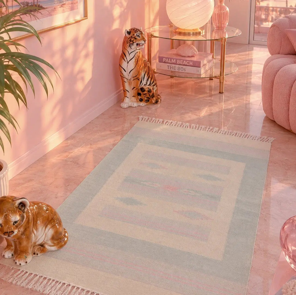 Tapis kilim vintage pastel à franges, motifs aztèques rose et vert d’eau, années 80