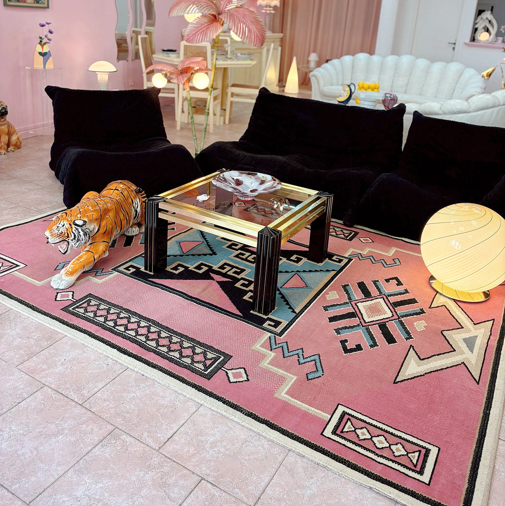Tapis vintage rose dans un intérieur Miami postmoderne

