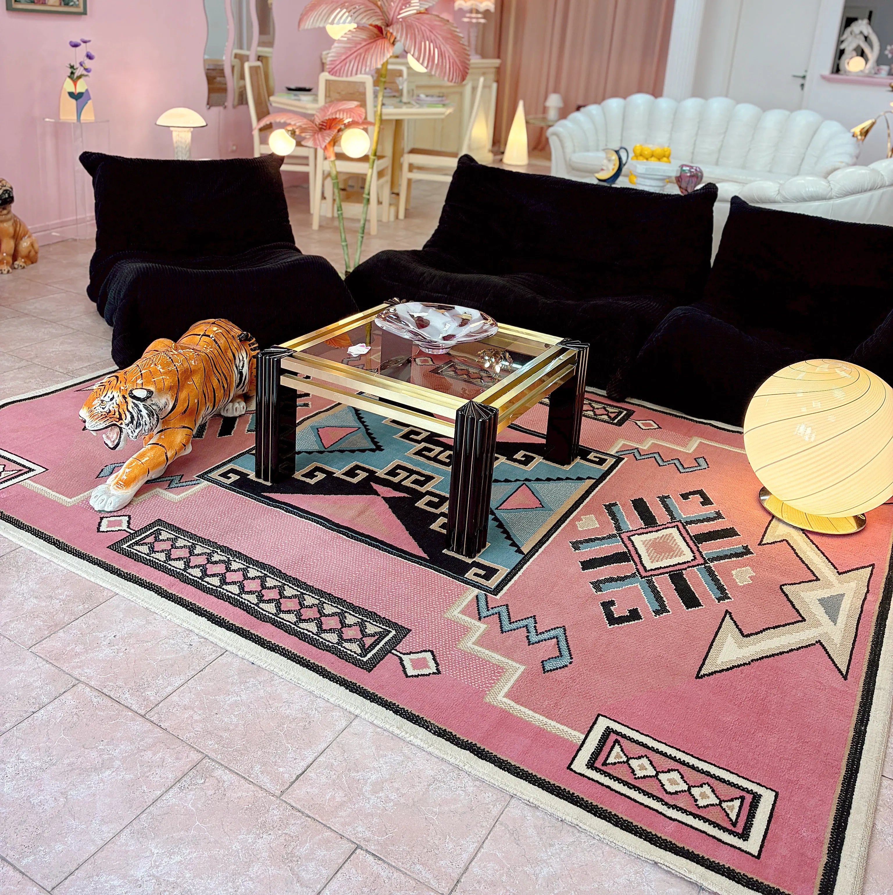 Tapis vintage rose dans un intérieur Miami postmoderne
