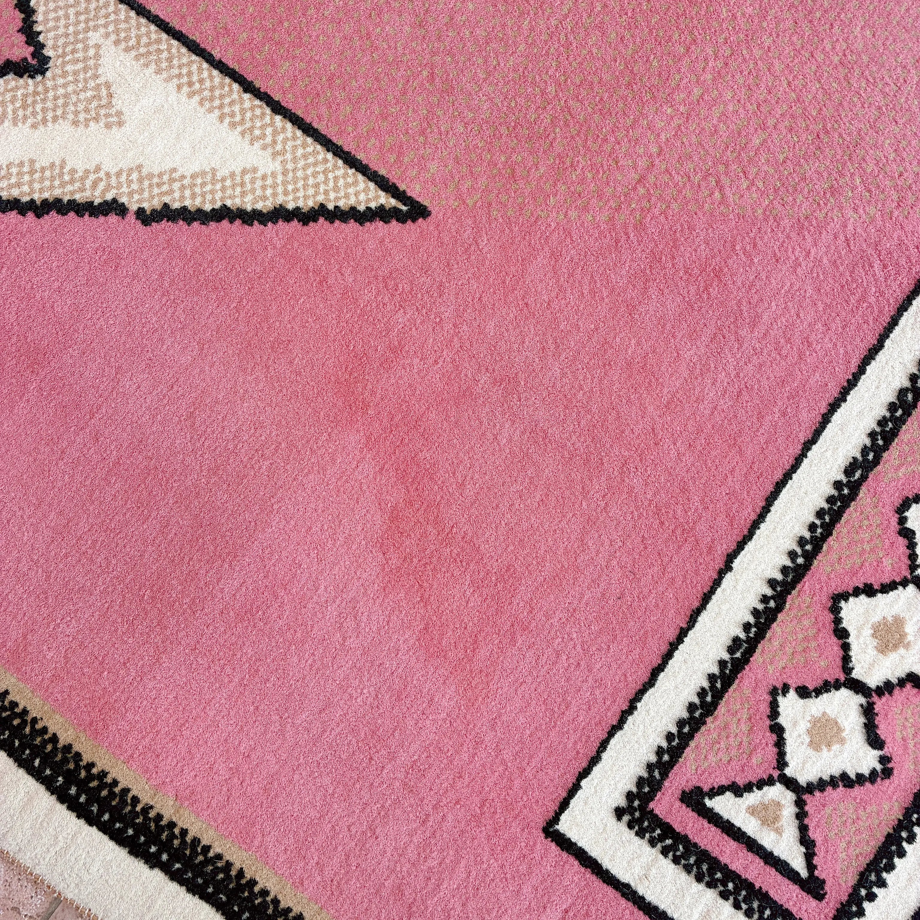 Tapis de salon rose vintage à motif amérindien stylisé
