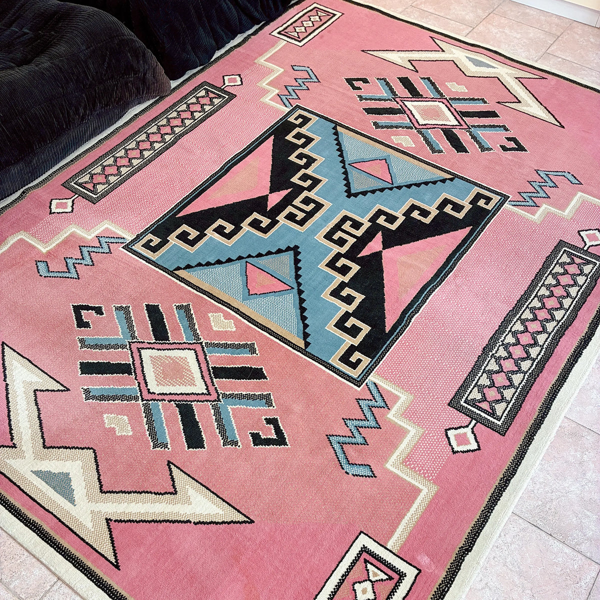 Tapis vintage rose dans un intérieur Miami postmoderne
