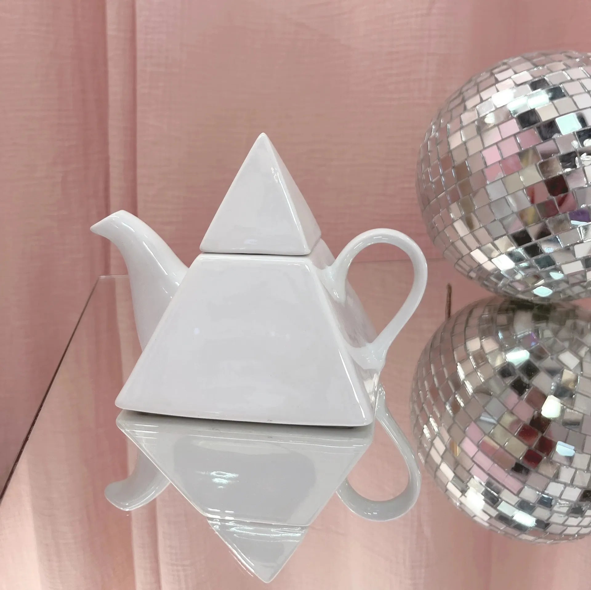 Théière Memphis Design blanche et rose, céramique années 80 - Club Barbara