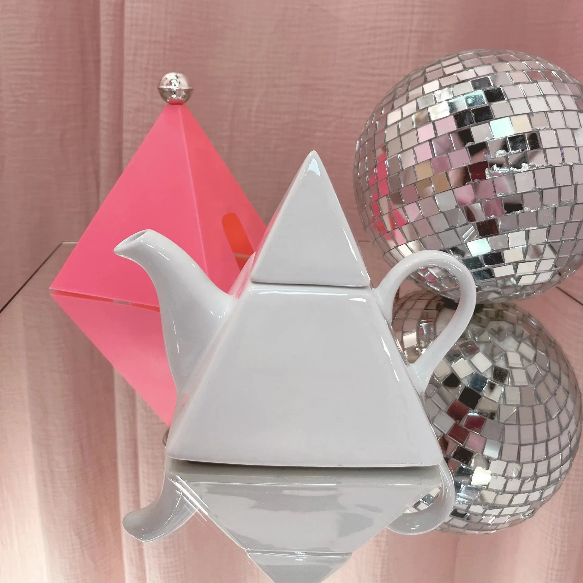 Théière Memphis Design blanche et rose, céramique années 80 - Club Barbara