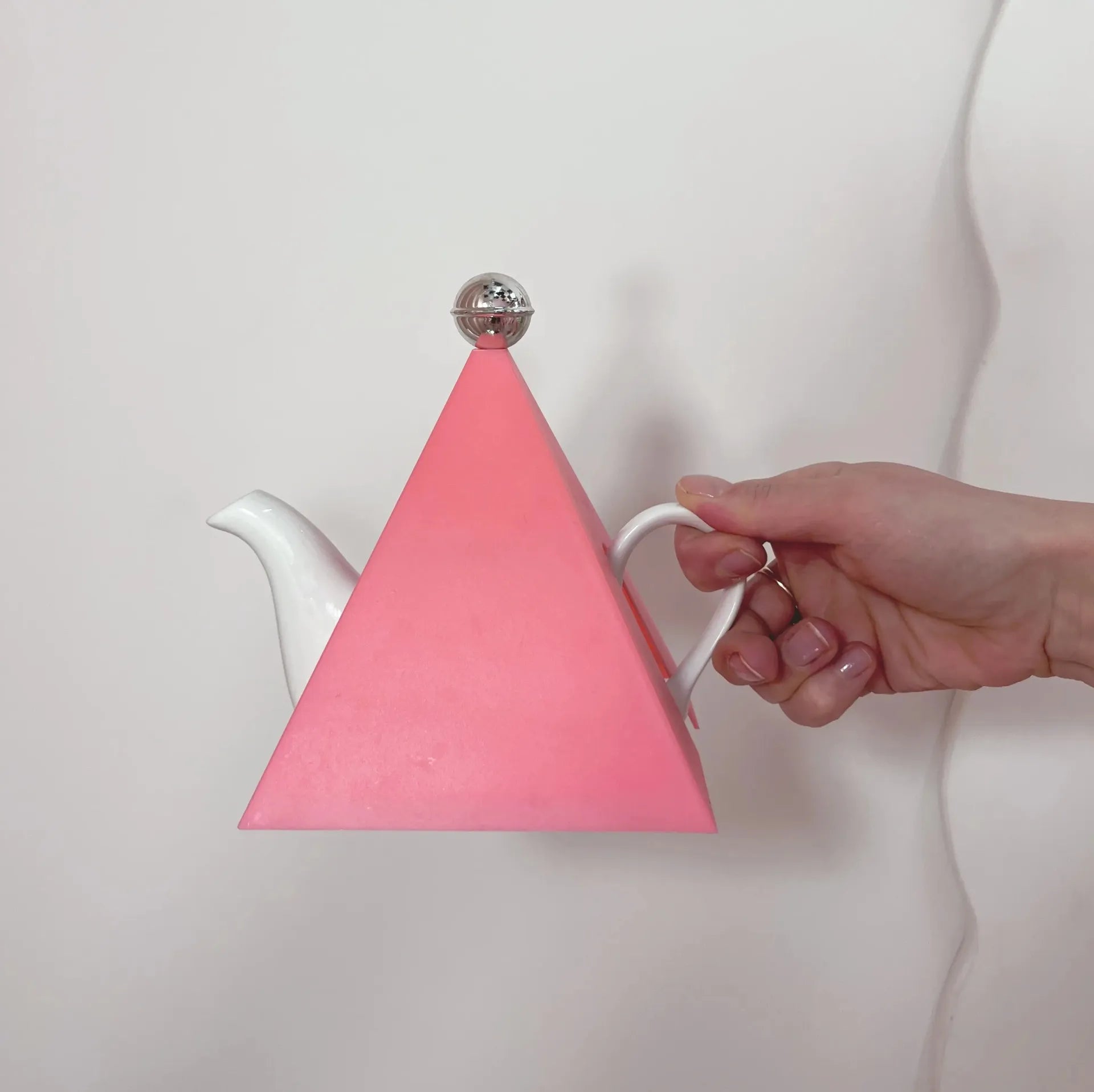 Théière Memphis Design blanche et rose, céramique années 80 - Club Barbara