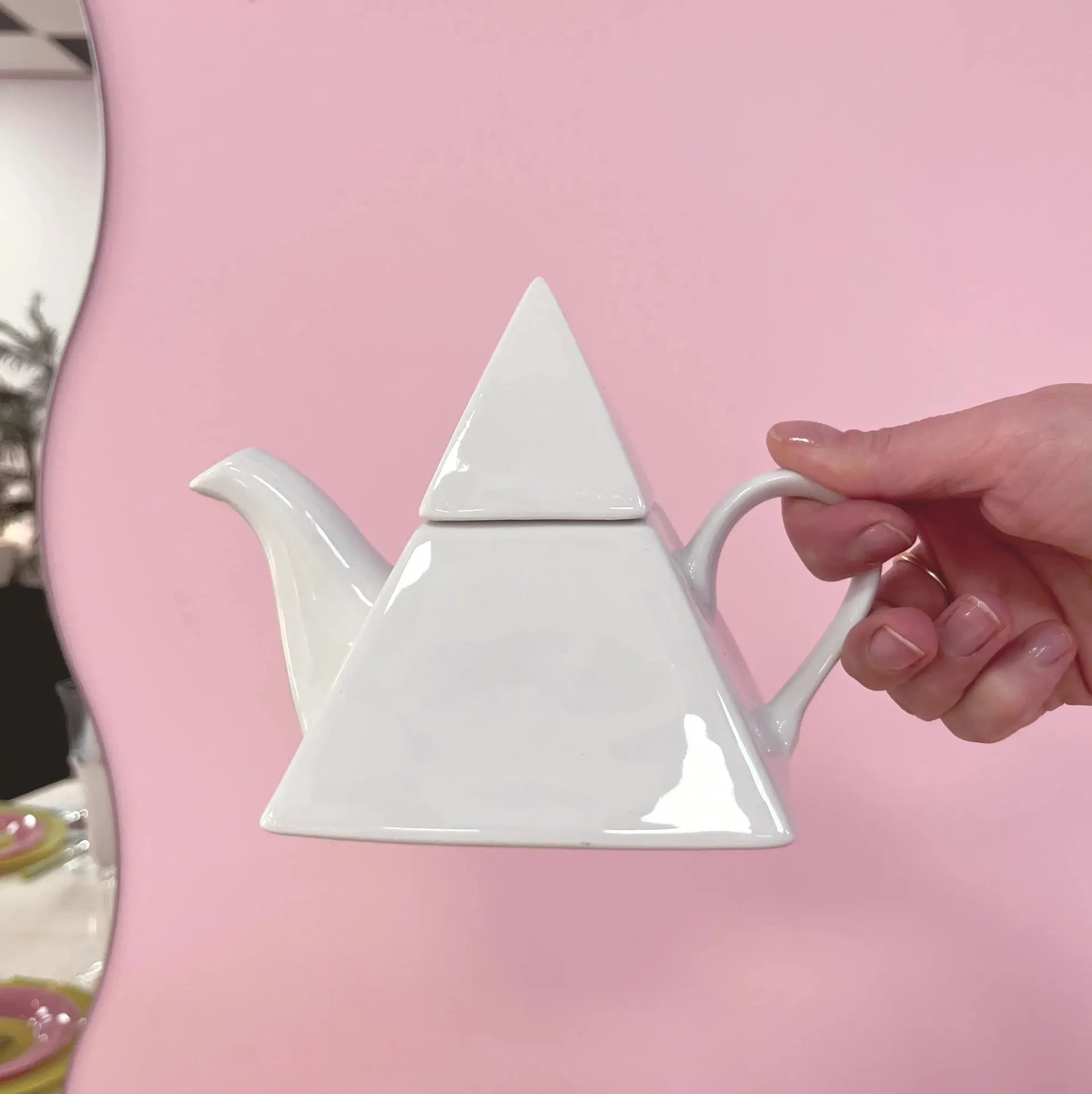 Théière Memphis Design blanche et rose, céramique années 80 - Club Barbara