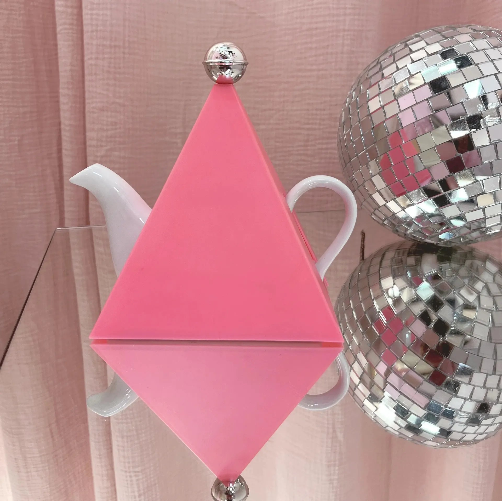 Théière Memphis Design blanche et rose, céramique années 80 - Club Barbara