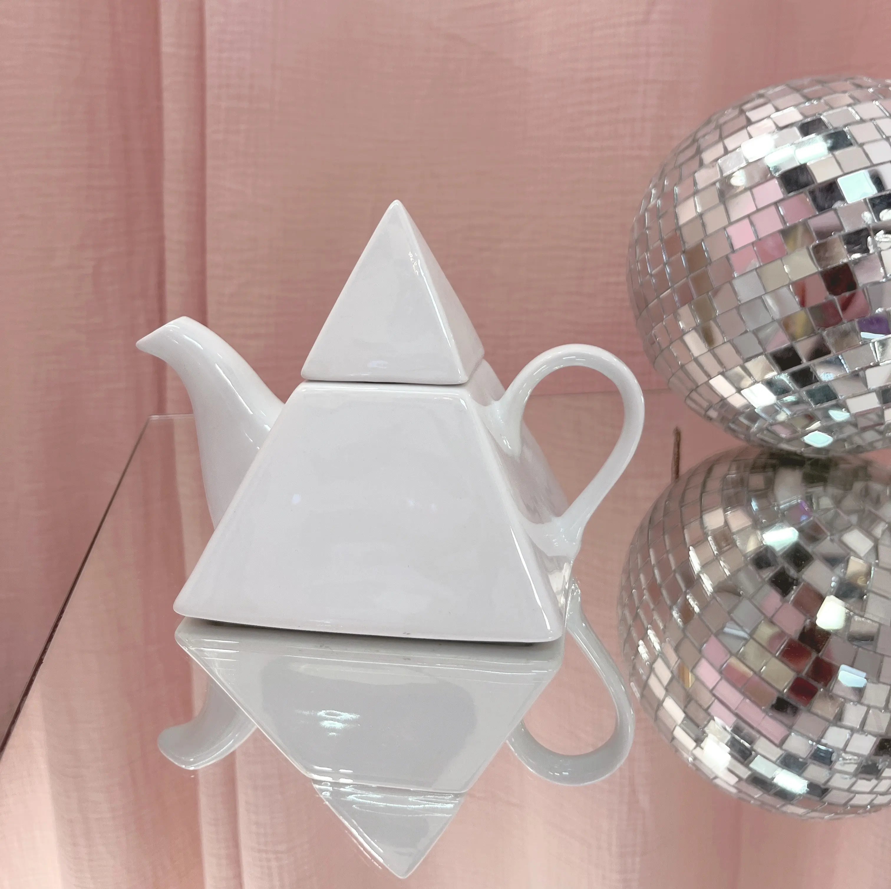 Théière postmoderne blanche avec capuchon plastique rose amovible, Club Barbara