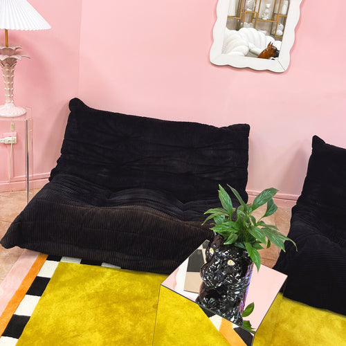 Ensemble Togo Ligne Roset vintage en velours côtelé noir, design Michel Ducaroy, disponible sur Club Barbara