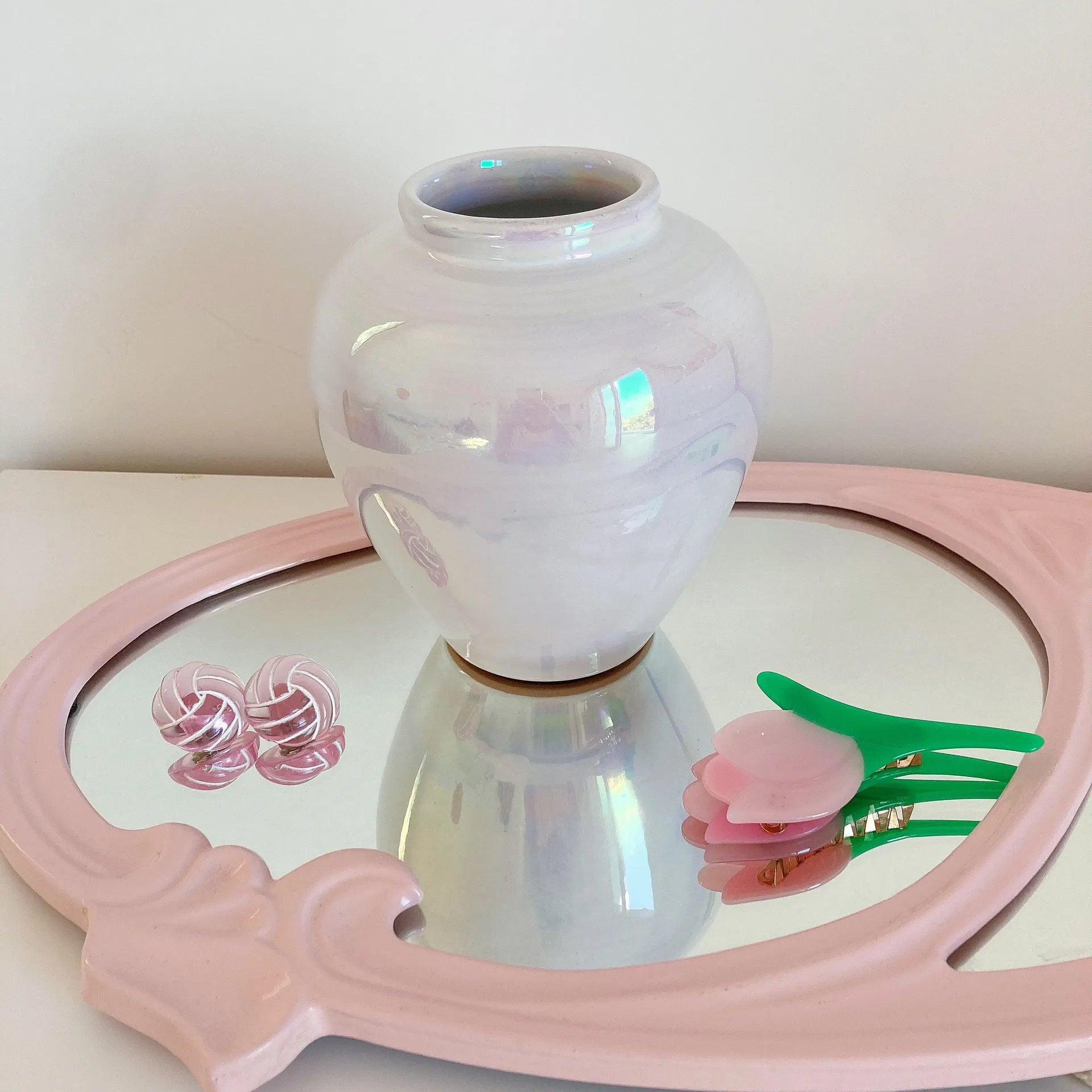 Vase années 80 blanc rosé iridescent - Club Barbara
