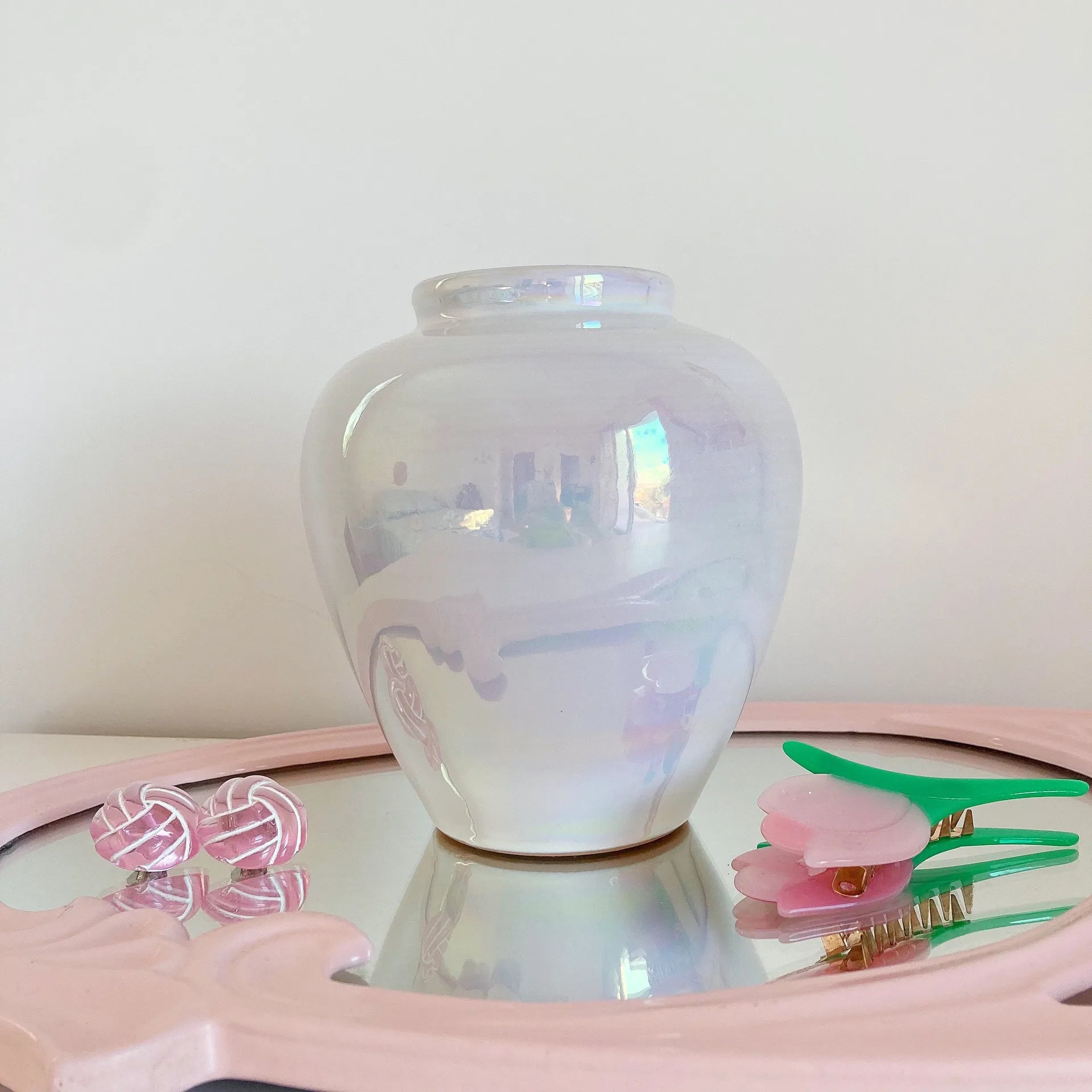 Vase années 80 blanc rosé iridescent - Club Barbara