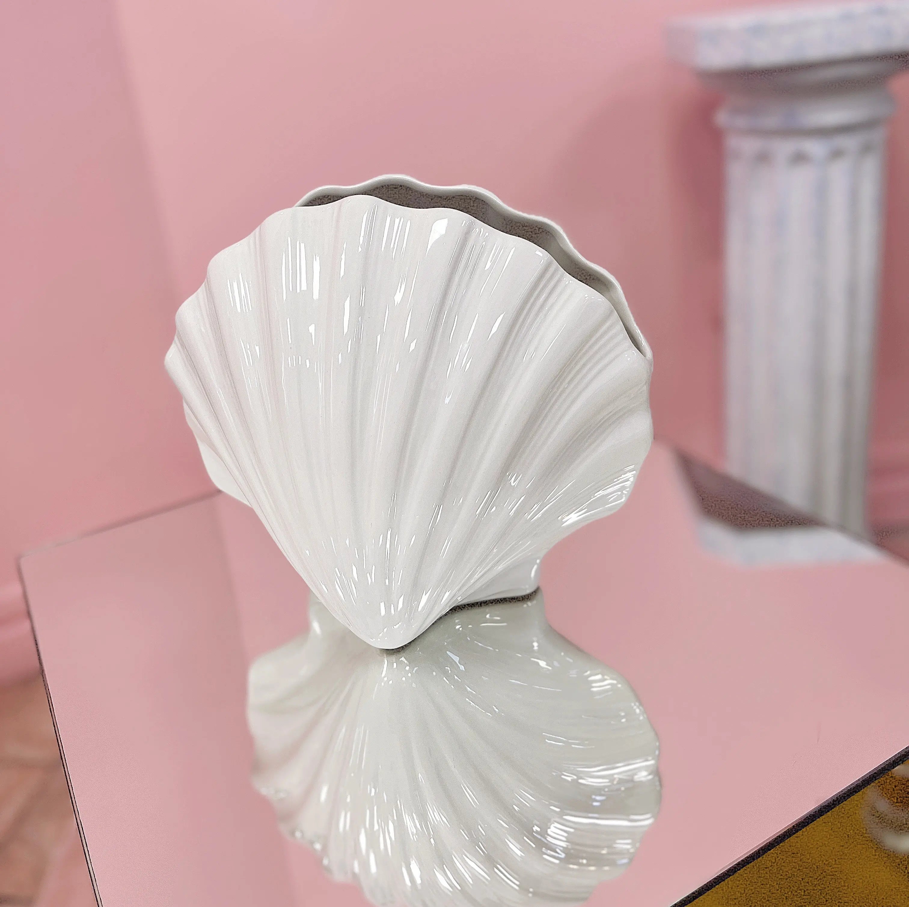 Vase coquillage années 80 en céramique émaillée blanche Club Barbara
