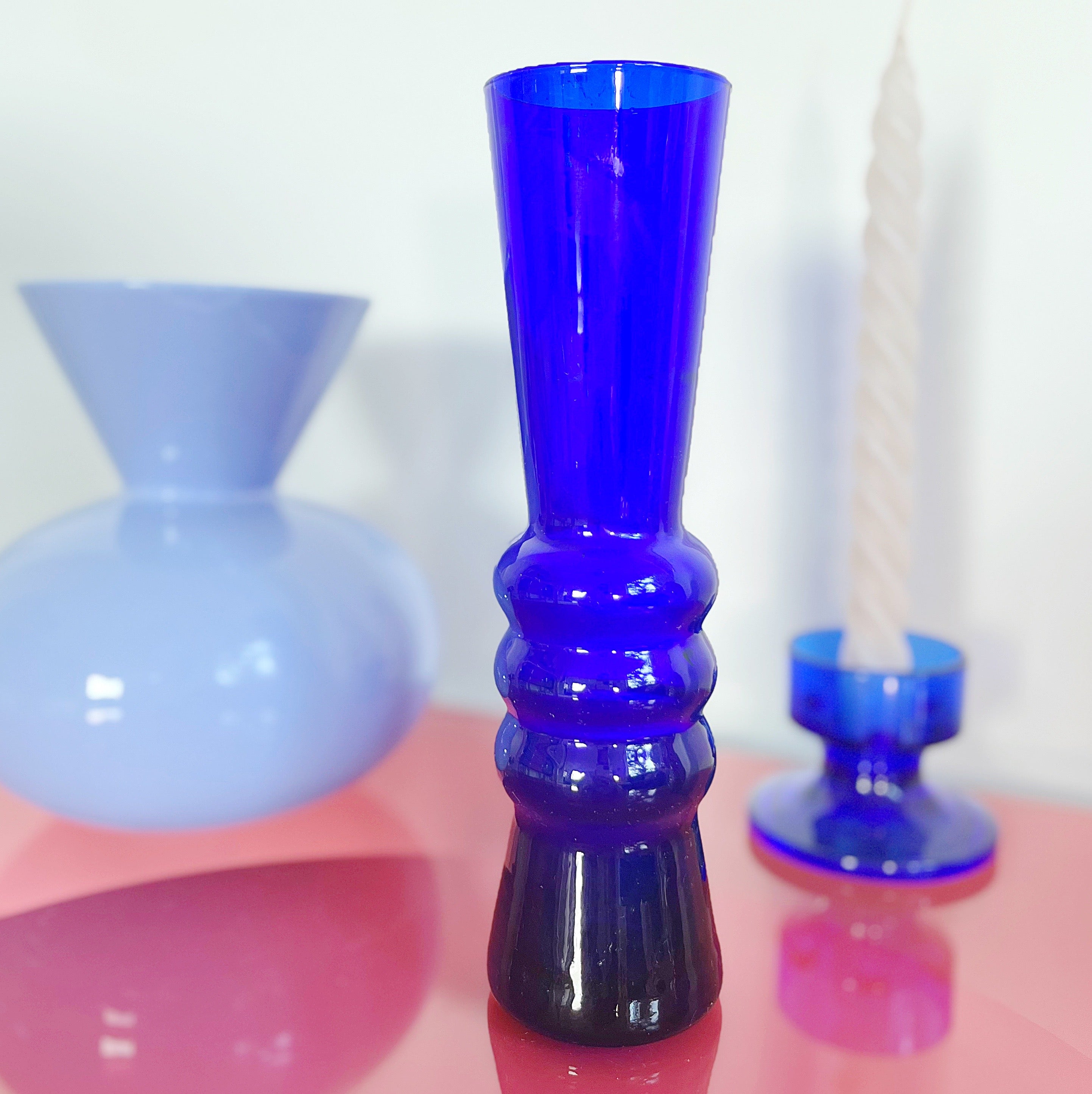 Vase design vintage verre bleu ondule