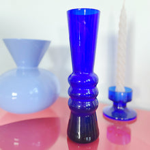Load image into Gallery viewer, Vase design vintage verre bleu ondule
