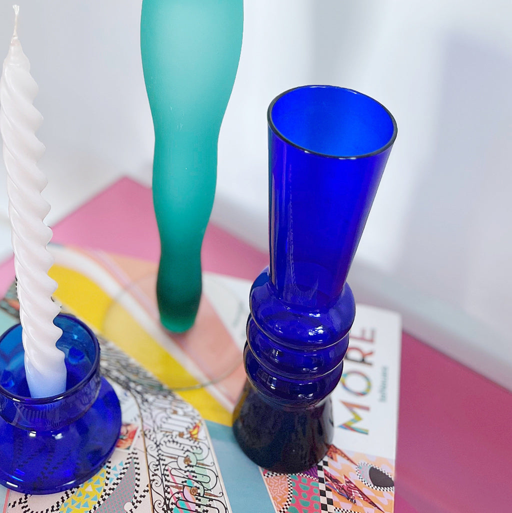 Vase design vintage verre bleu ondule