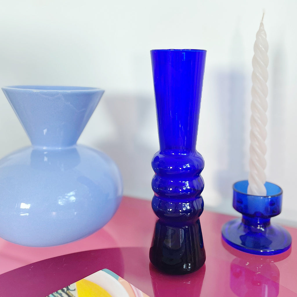 Vase design vintage verre bleu ondule